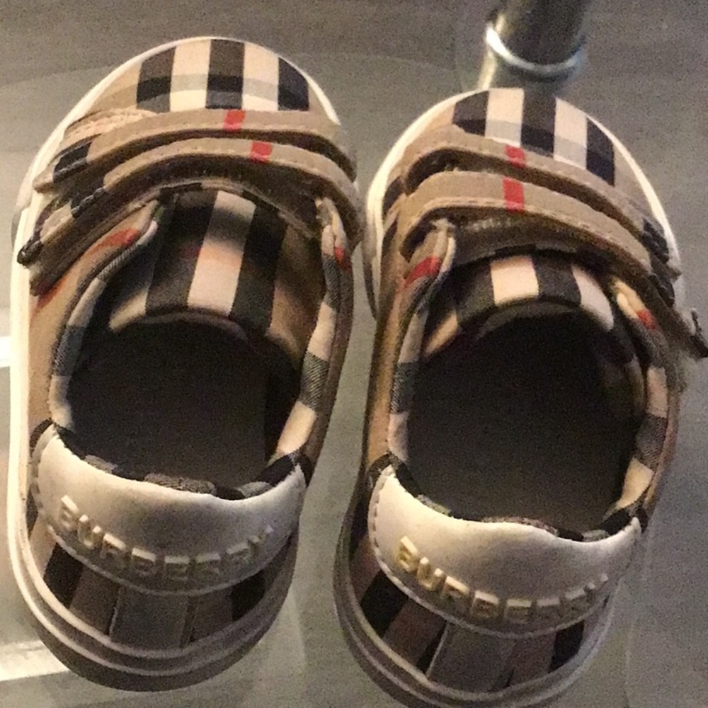 Burberry shoe size 4c